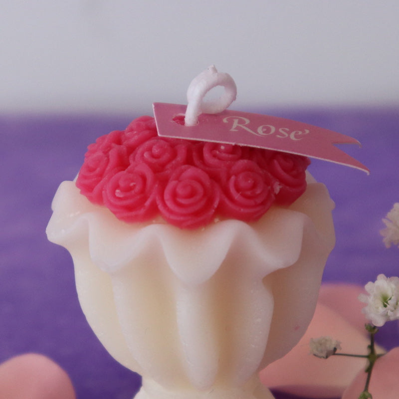 Scented candle depicting a bouquet of roses